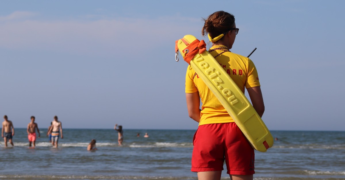 How to Become a Lifeguard (The Ultimate Guide 2023)