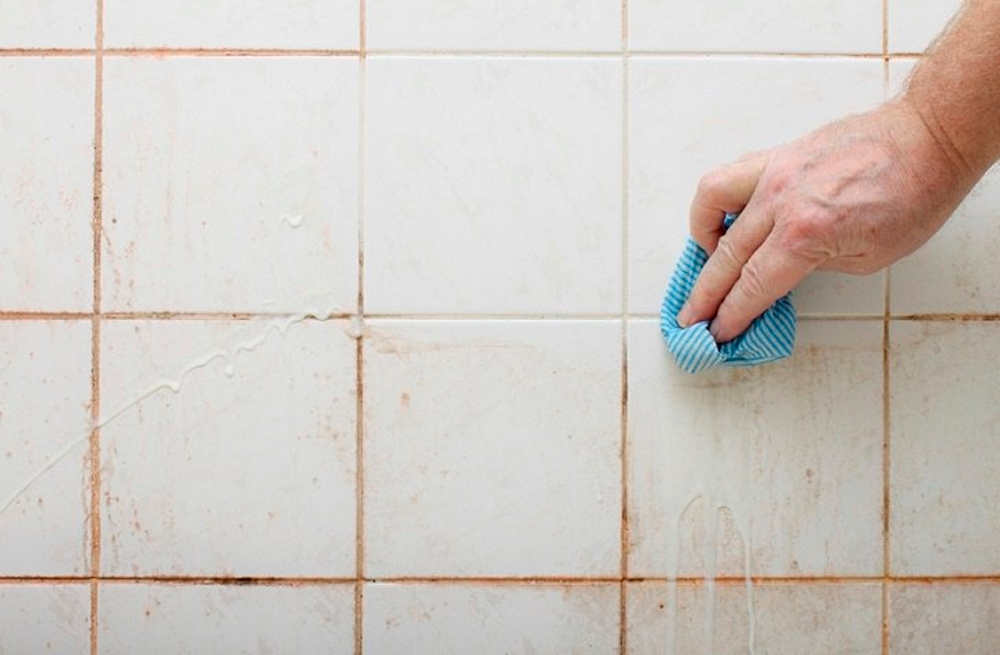 How to clean grout between tiles