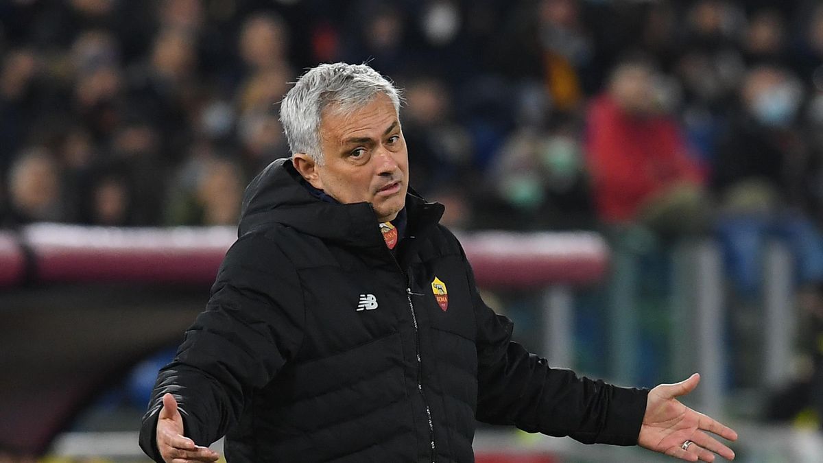 Fans boo Mourinho as Roma lose to AC Milan