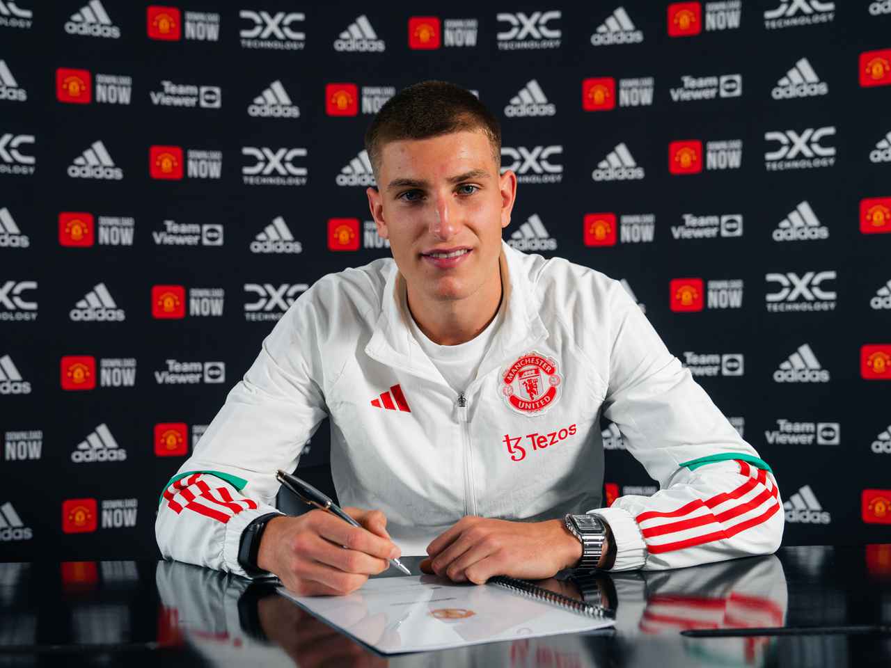 Transfer: Manchester United announces deal for Rhys Benneth and Dan Gore