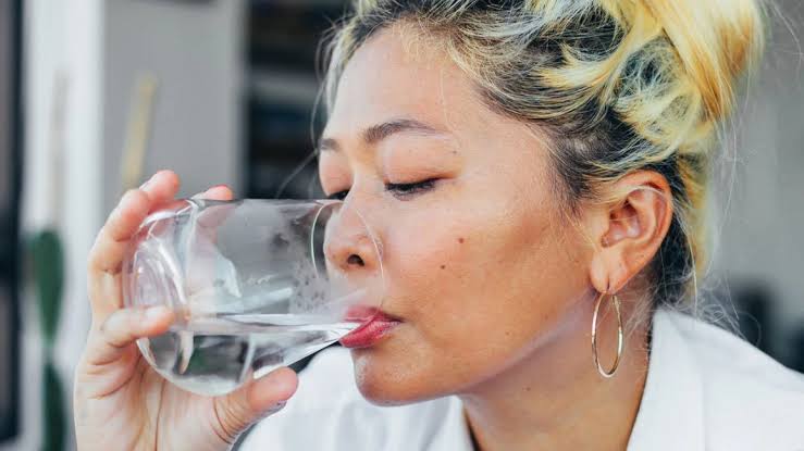 How much water should I drink to clear Acne?